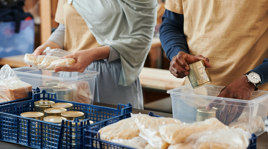 Korona Virüsten Etkilenen Ailelere Kumanya ve Hijten Paket Desteğinde Bulunduk