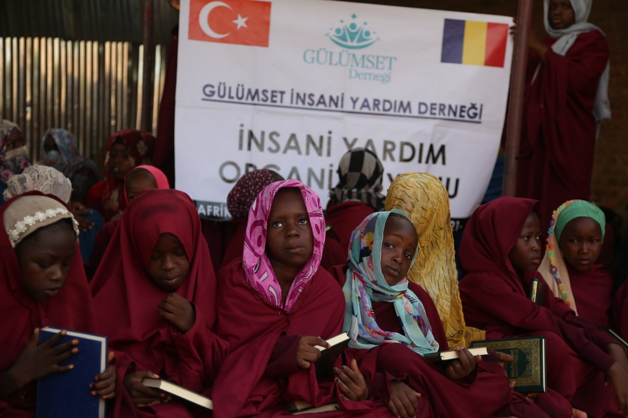 Kadir Gecesinde Çad'da 500 İlim Talebesine Kur'anı Kerim Hediyelerinizi Dağıttık