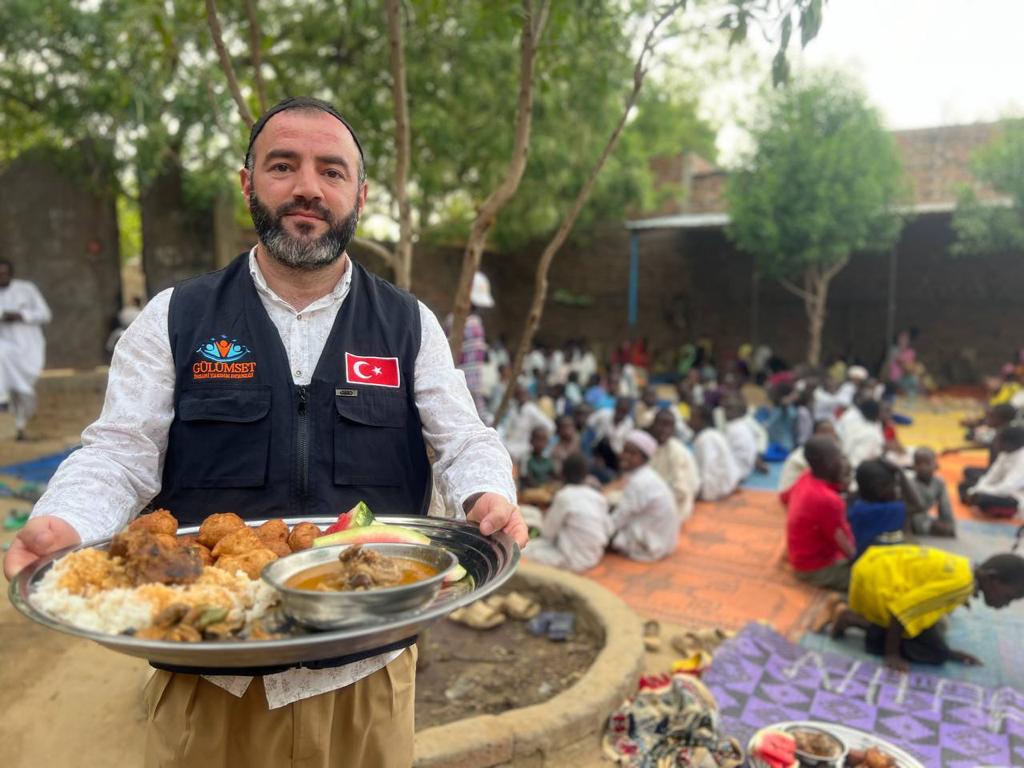 Mevlid Kandilinde Afrika'da İftar Sofraları Kurduk.