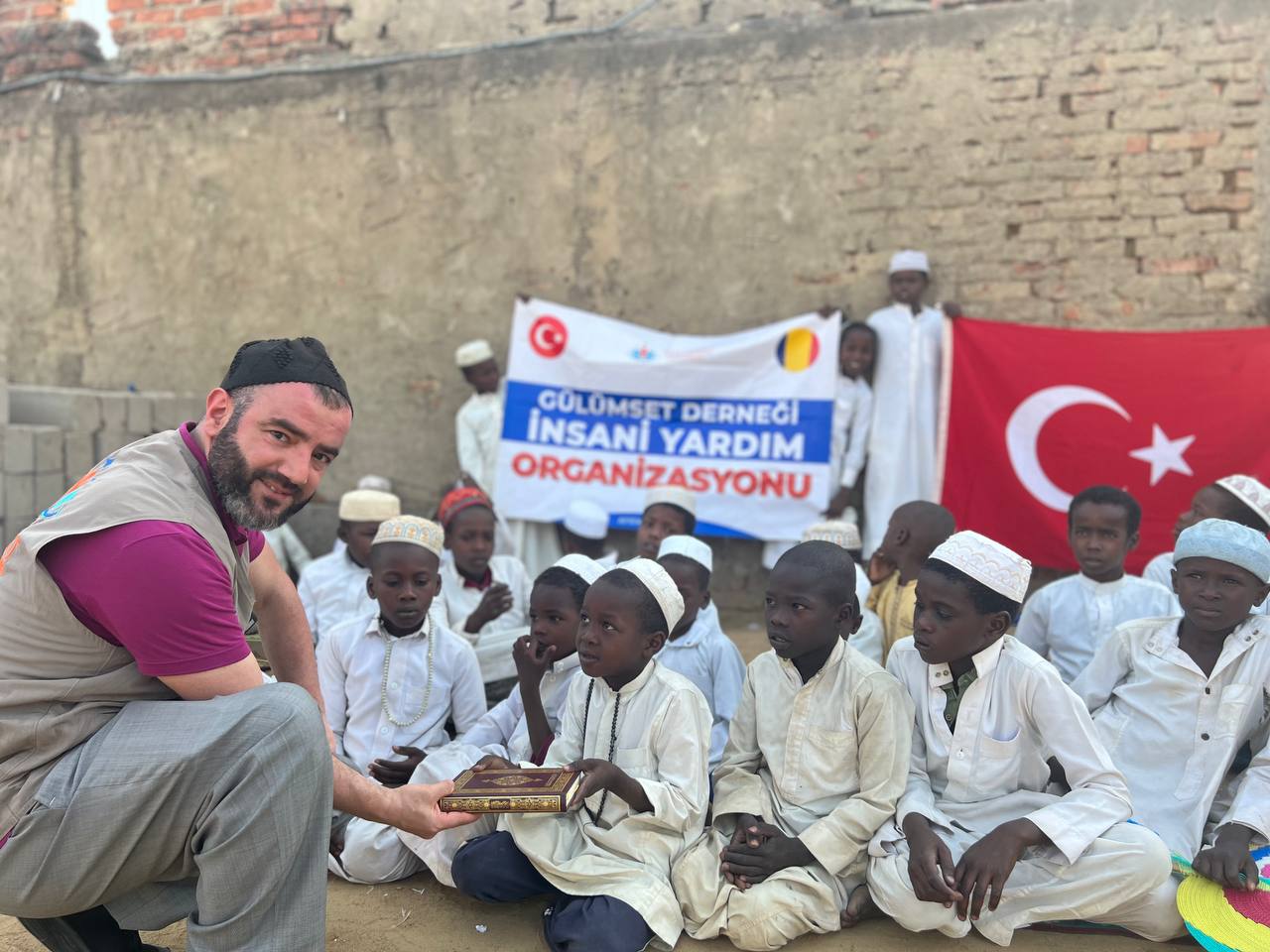 Mevlid Kandilinde Afrika'da Kuran Hediyesi Dağıtımı Gerçekleştirdik.